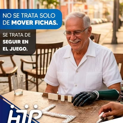 Prostesista ayudando a paciente a caminar